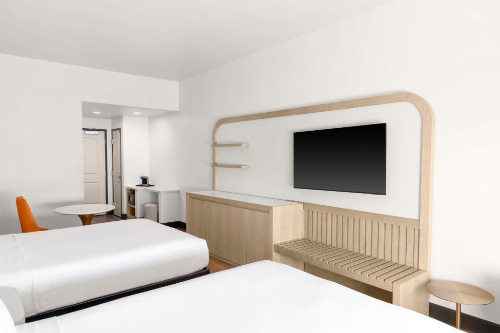 TV a/nebo společenská místnost v ubytování DoubleTree by Hilton Phoenix-Gilbert