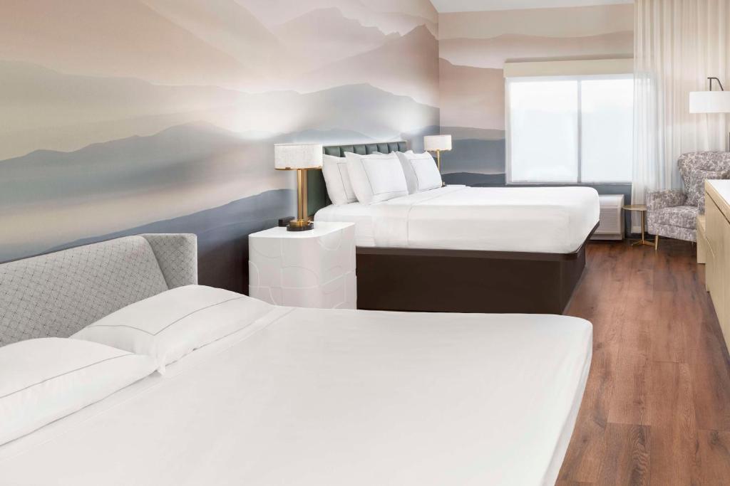Postel nebo postele na pokoji v ubytování DoubleTree by Hilton Phoenix-Gilbert