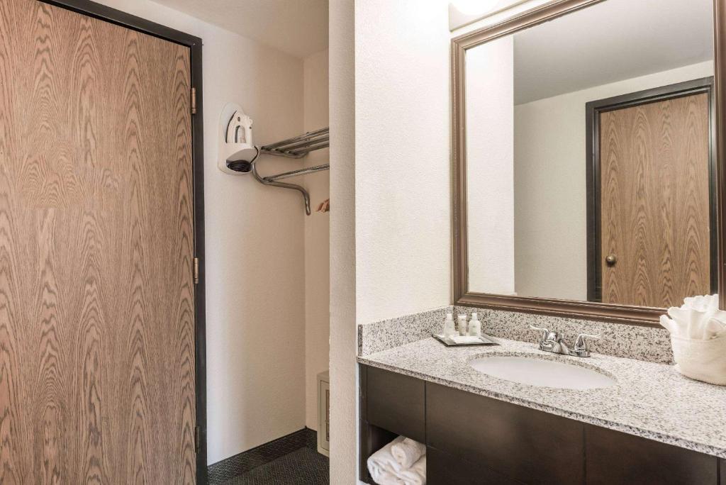 Wyndham Garden Williamsburg Busch Gardens Area - Deluxe King Room