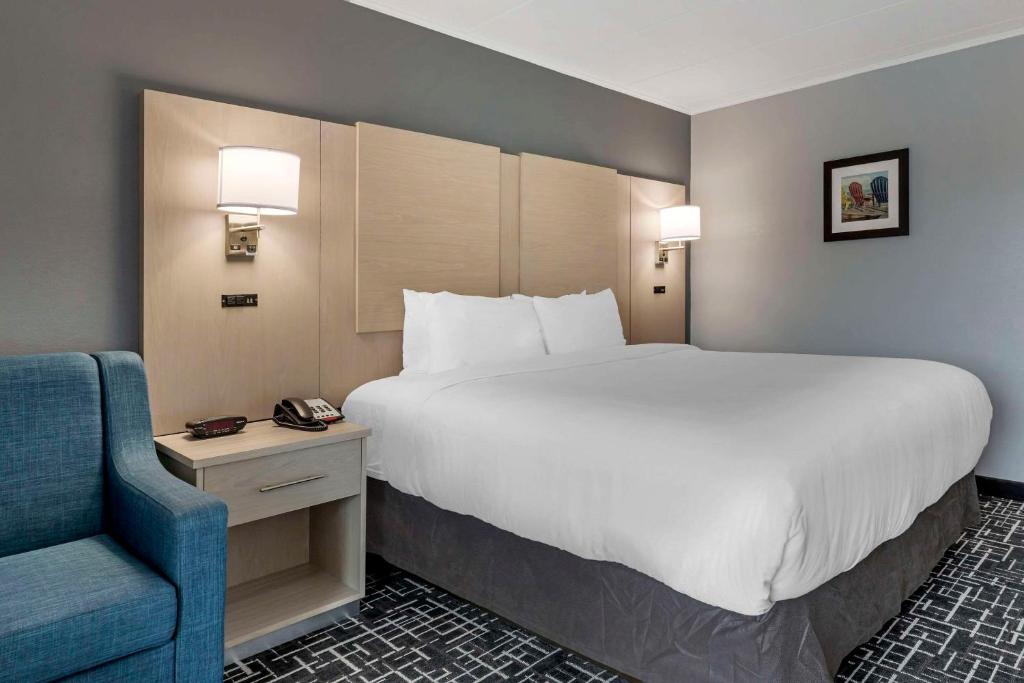 Postel nebo postele na pokoji v ubytování Comfort Inn Hyannis - Cape Cod