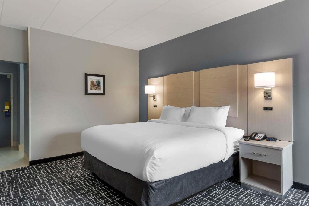 Postel nebo postele na pokoji v ubytování Comfort Inn Hyannis - Cape Cod