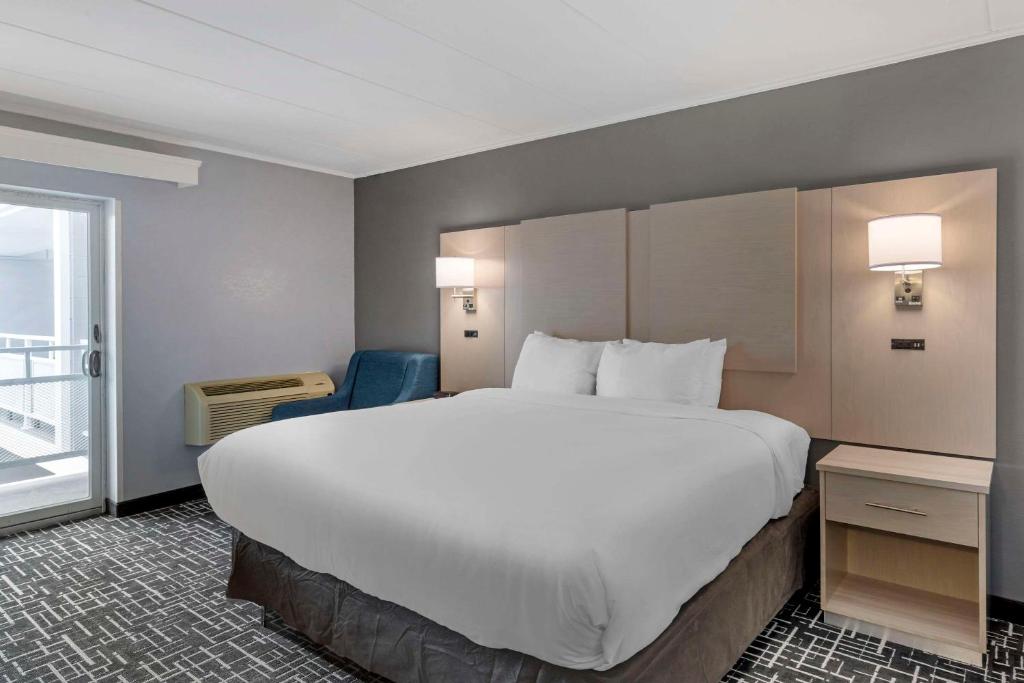 Postel nebo postele na pokoji v ubytování Comfort Inn Hyannis - Cape Cod
