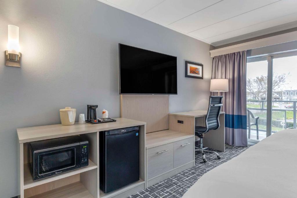 TV a/nebo společenská místnost v ubytování Comfort Inn Hyannis - Cape Cod