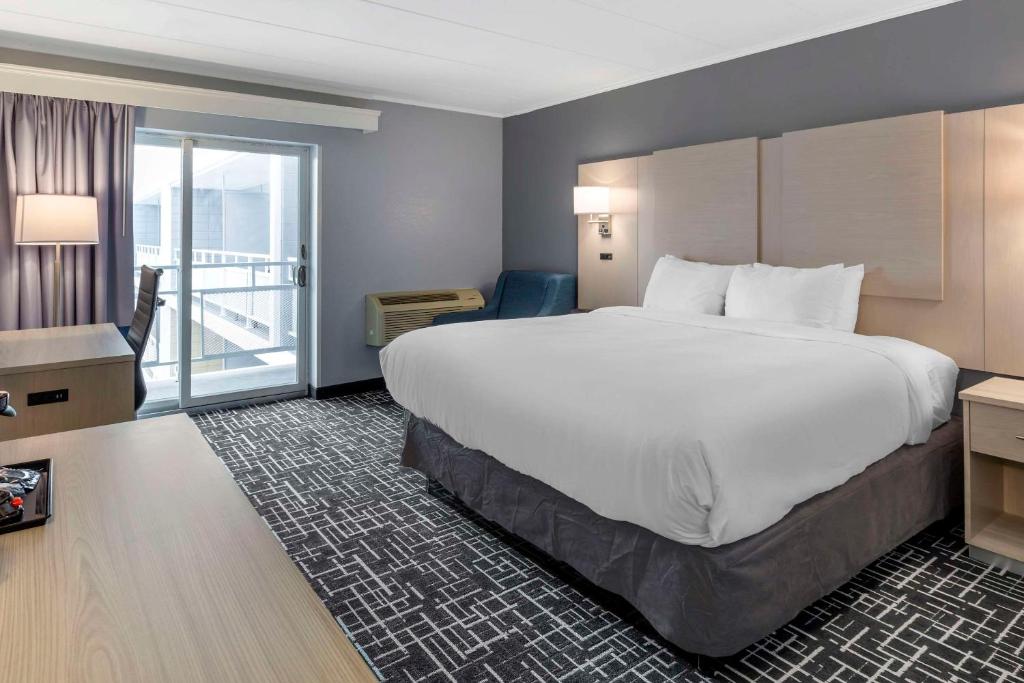 Postel nebo postele na pokoji v ubytování Comfort Inn Hyannis - Cape Cod