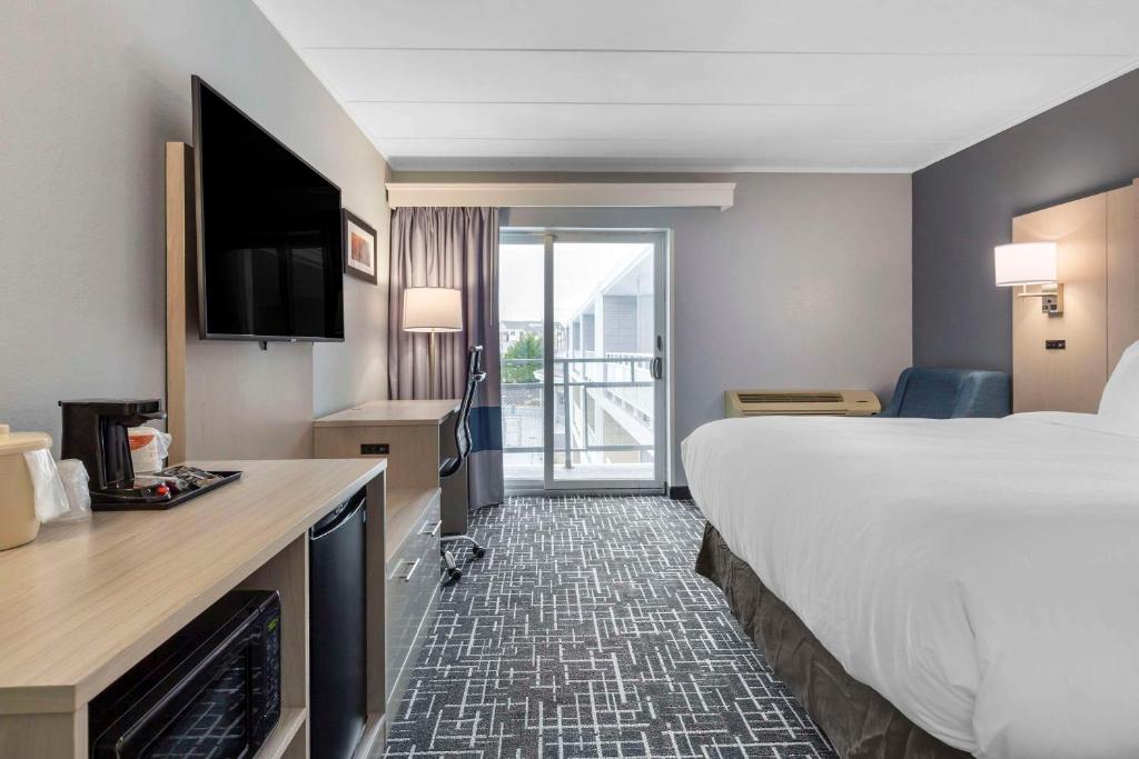 Postel nebo postele na pokoji v ubytování Comfort Inn Hyannis - Cape Cod