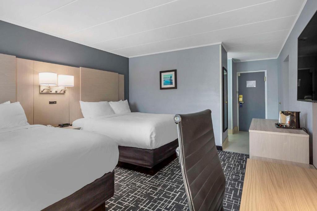 Postel nebo postele na pokoji v ubytování Comfort Inn Hyannis - Cape Cod