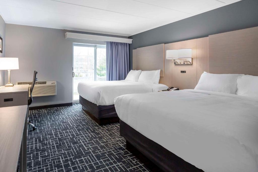 Postel nebo postele na pokoji v ubytování Comfort Inn Hyannis - Cape Cod