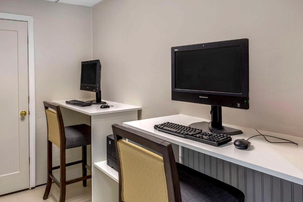 TV a/nebo společenská místnost v ubytování Comfort Inn Hyannis - Cape Cod