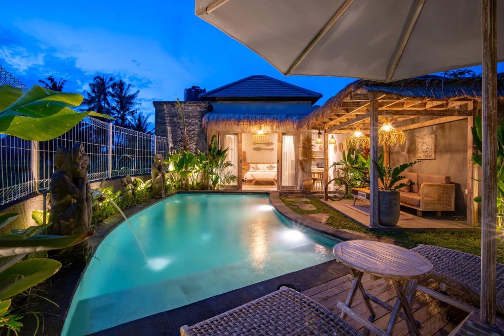Bazén v ubytování The Macaw Ubud Green Uma Villa nebo v jeho okolí
