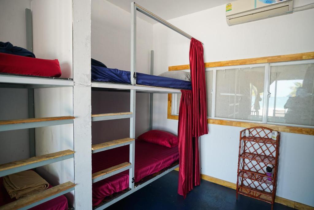 Un pat sau paturi într-o cameră la Yellow Sun Koh Rong