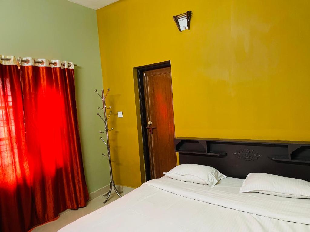 Postel nebo postele na pokoji v ubytování Clements holiday kalpetta