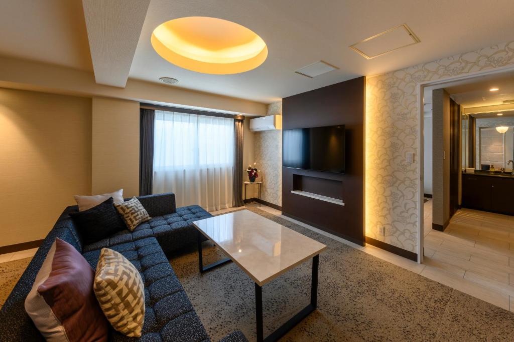 TV a/nebo společenská místnost v ubytování 温泉ホテル安曇野アートキャビン