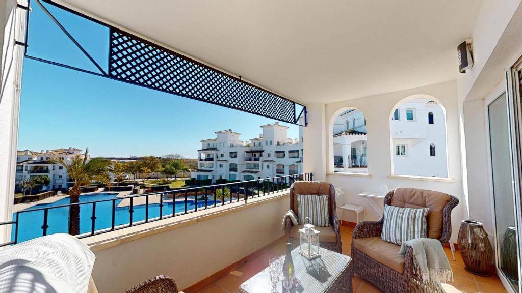 d'un balcon avec vue sur l'eau et les bâtiments. dans l'établissement Casa Atlantico D-Murcia Holiday Rentals Property, à Sucina