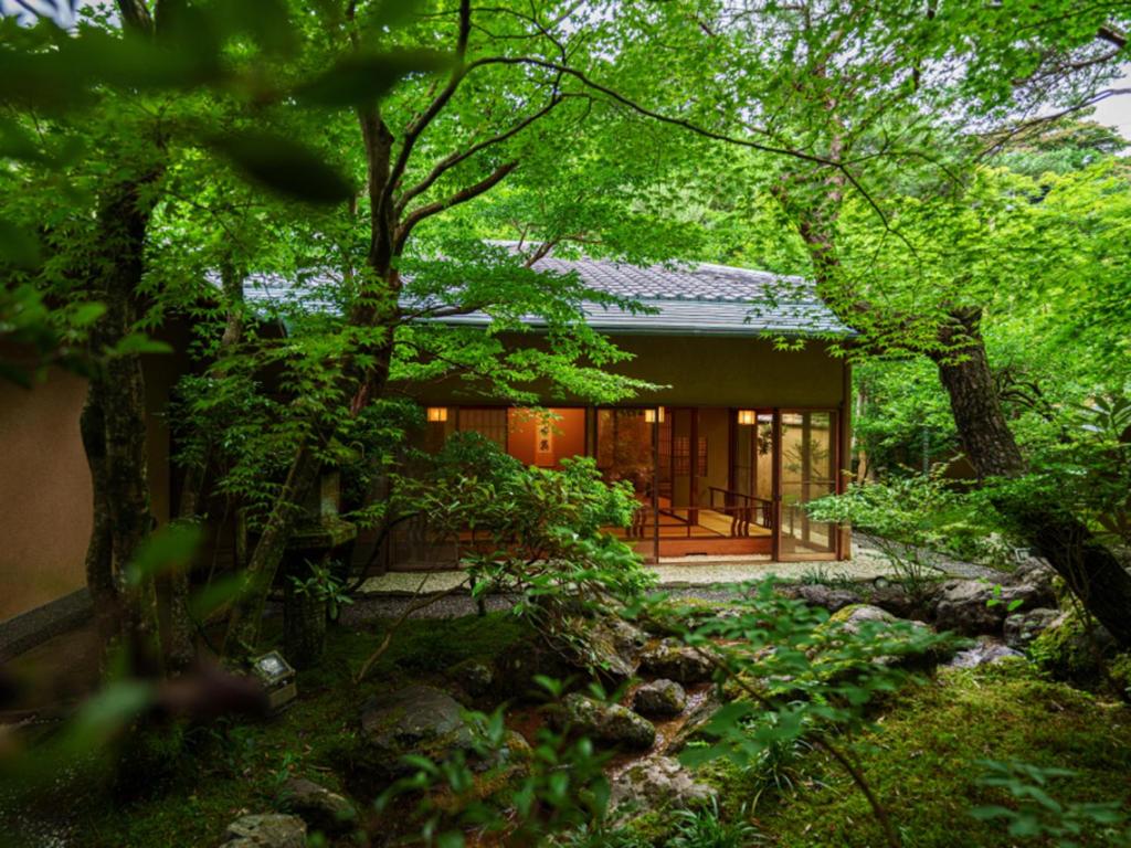 une maison au milieu d'une forêt dans l'établissement 旅亭 半水盧, à Unzen