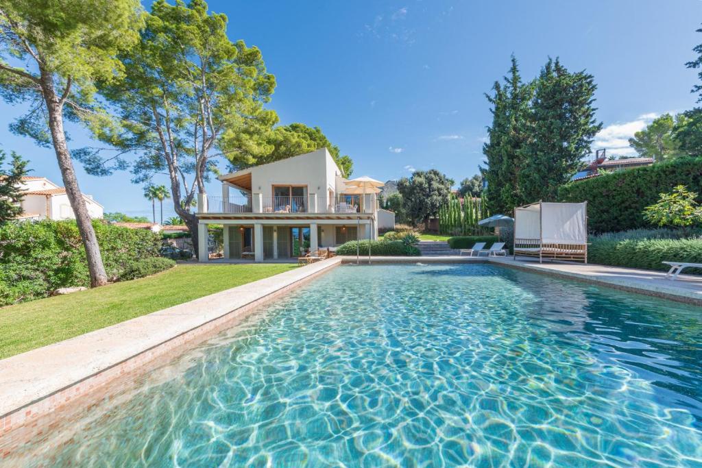ein Haus mit einem Swimmingpool vor dem Haus in der Unterkunft Los Nueve Pinos Bonaire in Cielo de Bonaire 