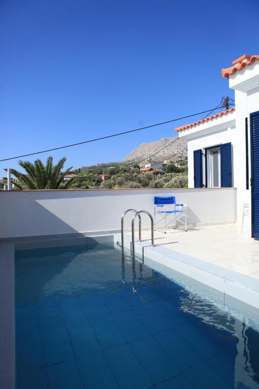 Piscina a Asprou Villa with roof pool o a prop