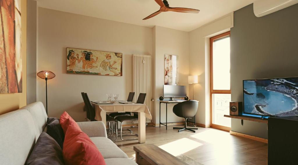 una sala de estar con un sofá y una mesa en Skyview Retreat, en Vicenza