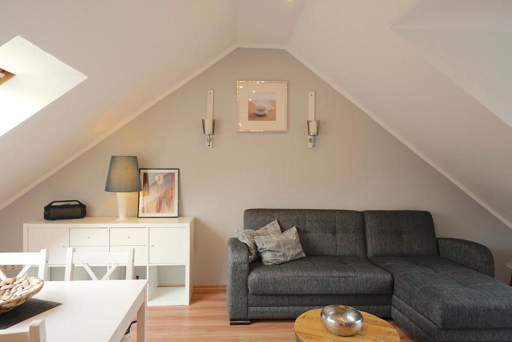 un salon avec un canapé et une table dans l'établissement Ferienwohnung Tonne 1, à Eckernförde