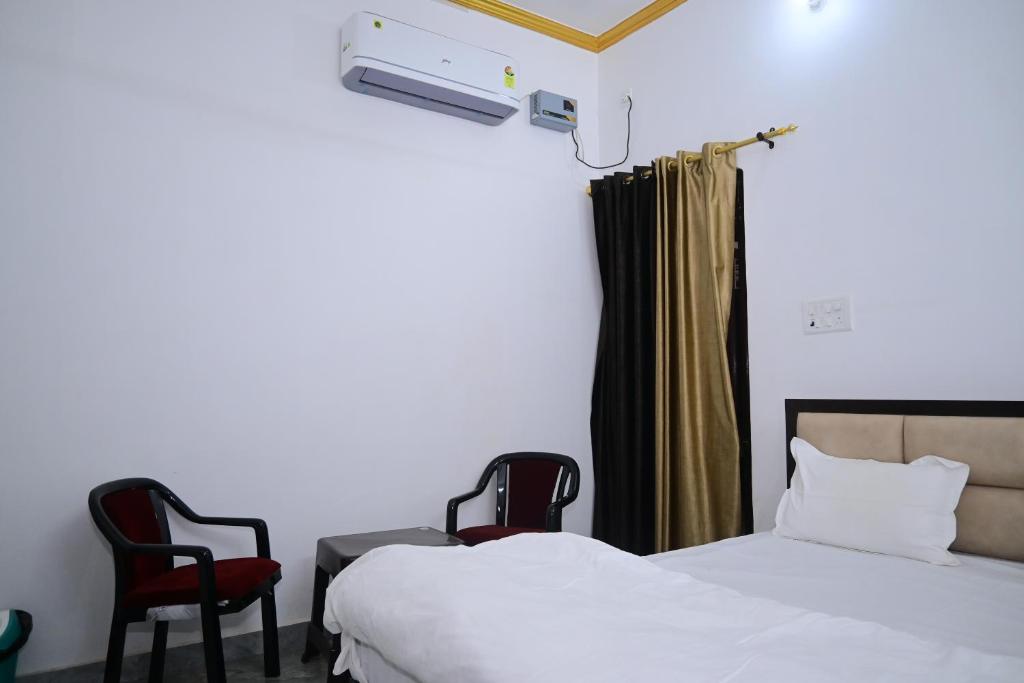 Postel nebo postele na pokoji v ubytování Shri Narayanam Guest House and Home Stay