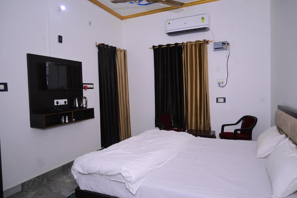 Postel nebo postele na pokoji v ubytování Shri Narayanam Guest House and Home Stay