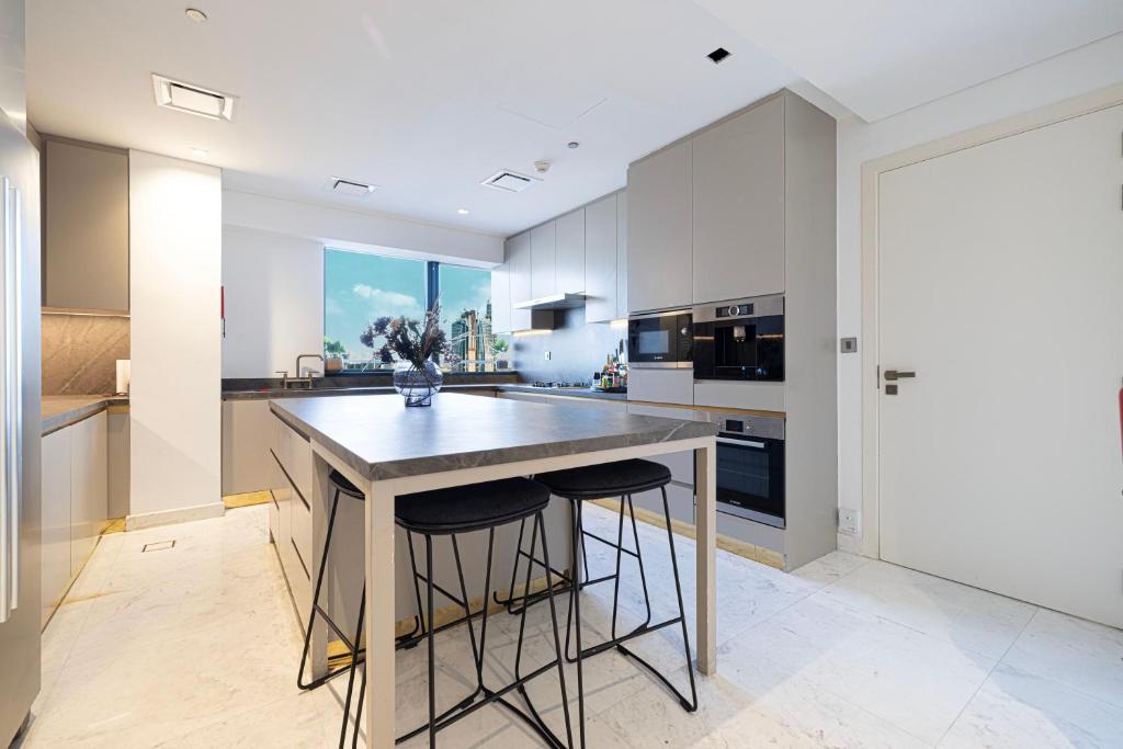 Photo inspiration: Curated Private Cinema Facilities In Luxury Penthouse Gallery View 49
