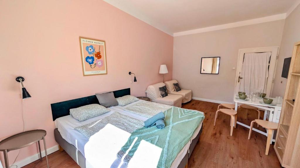 een slaapkamer met een bed en een woonkamer bij Flat in Zizkov -401- in Praag