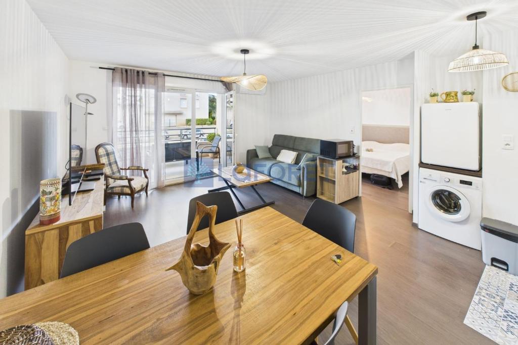 Cette chambre comprend une table à manger et un salon. dans l'établissement Vacances à Ajaccio Charmant T2 climatisé avec WIFI et parking, à Ajaccio