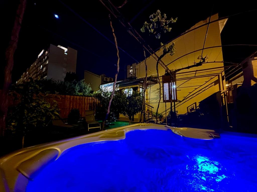 Bazén v ubytovaní Antique Garden Villa alebo v jeho blízkosti