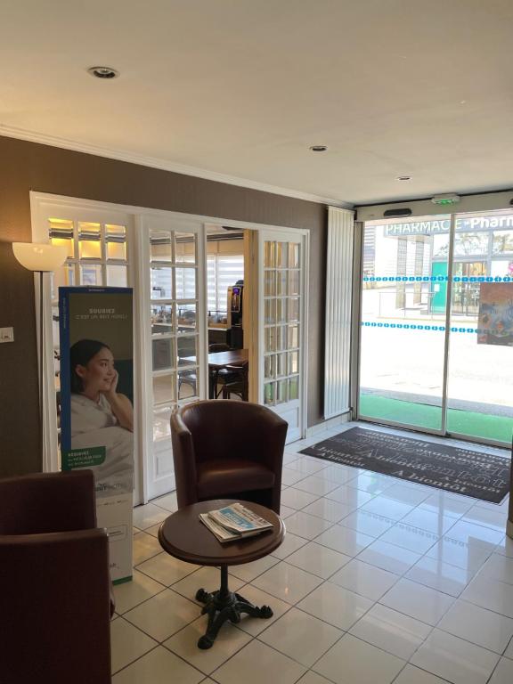 Posezení v ubytování Brit Hotel Cherbourg