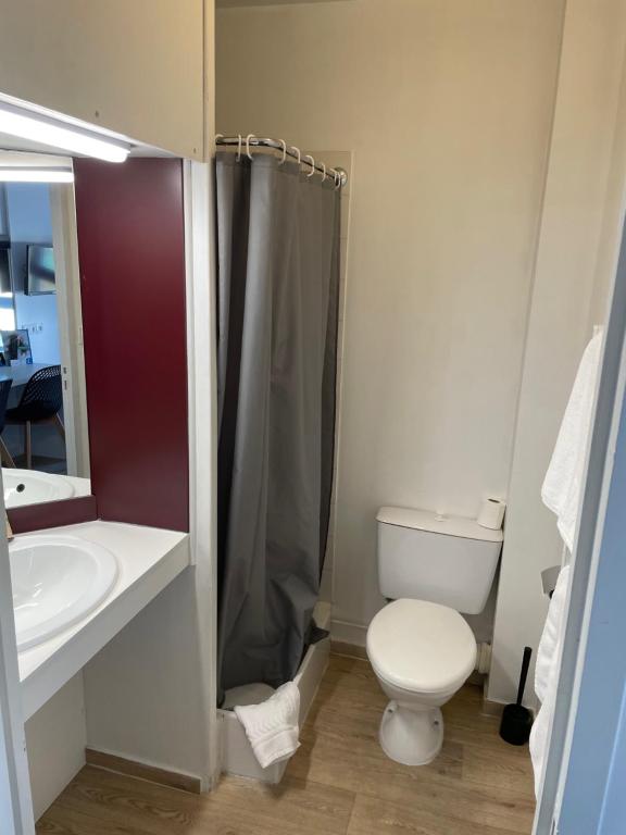 Koupelna v ubytování Brit Hotel Cherbourg