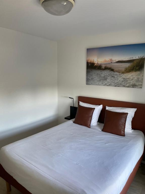 Postel nebo postele na pokoji v ubytování Brit Hotel Cherbourg