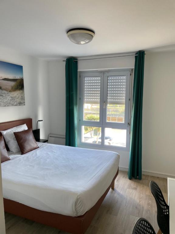 Postel nebo postele na pokoji v ubytování Brit Hotel Cherbourg