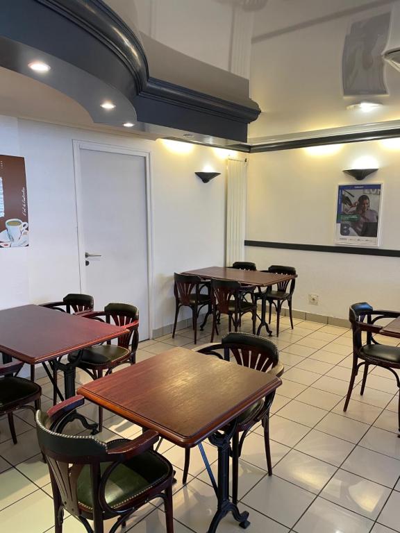 Posezení v ubytování Brit Hotel Cherbourg