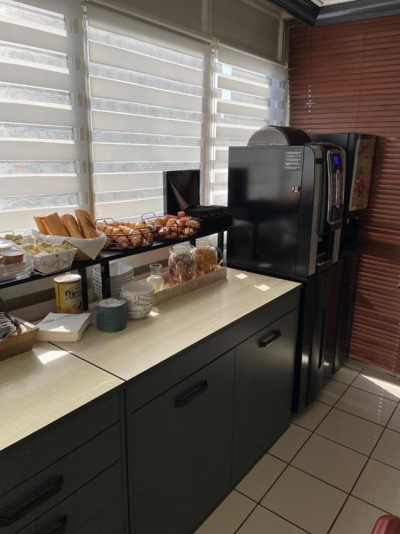 Kuchyň nebo kuchyňský kout v ubytování Brit Hotel Cherbourg