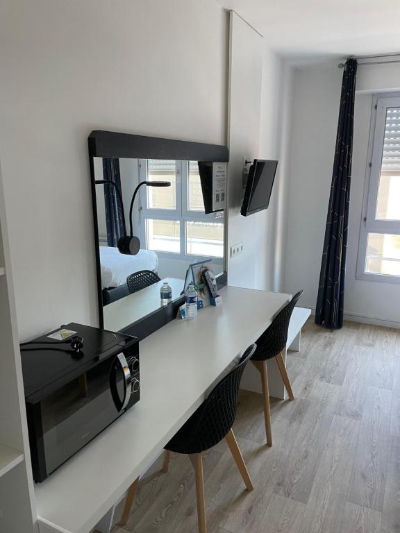 TV a/nebo společenská místnost v ubytování Brit Hotel Cherbourg