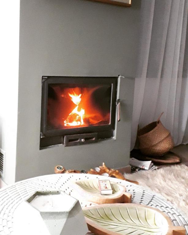 TV a/nebo společenská místnost v ubytování La Casa Del Sol Villa Aegina
