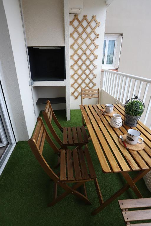 une chambre avec une table en bois et deux chaises dans l'établissement Appartement T2 à 2 pas de la mer de St Cyprien, à Saint-Cyprien