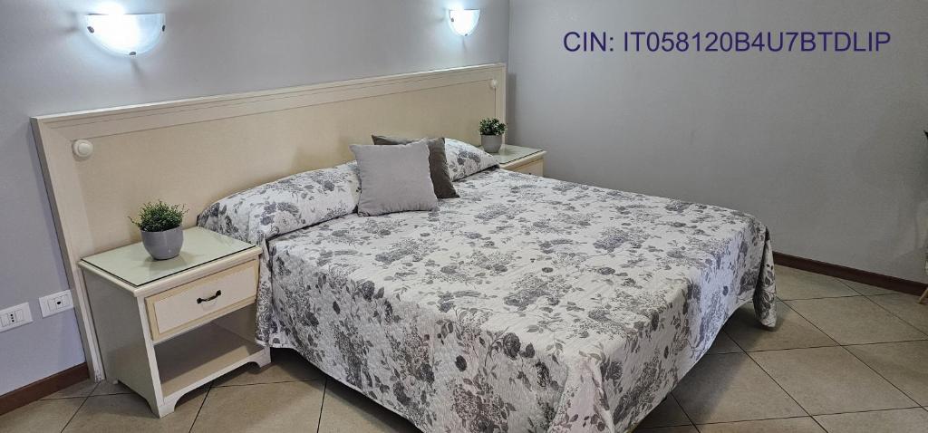 sypialnia z łóżkiem i stolikiem nocnym z łóżkiem sidx sidx sidx sidx w obiekcie Fiumicino Inn Airport w mieście Fiumicino