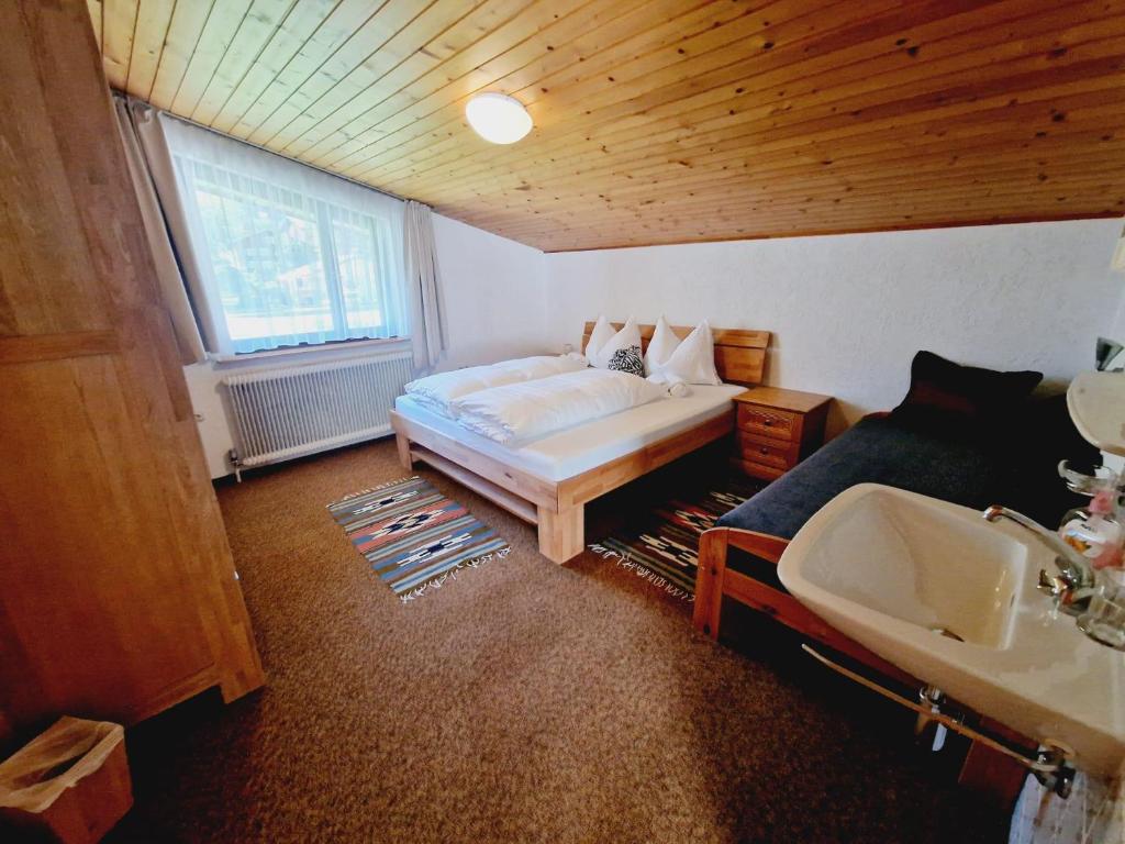 Postel nebo postele na pokoji v ubytování Haus Rätikon