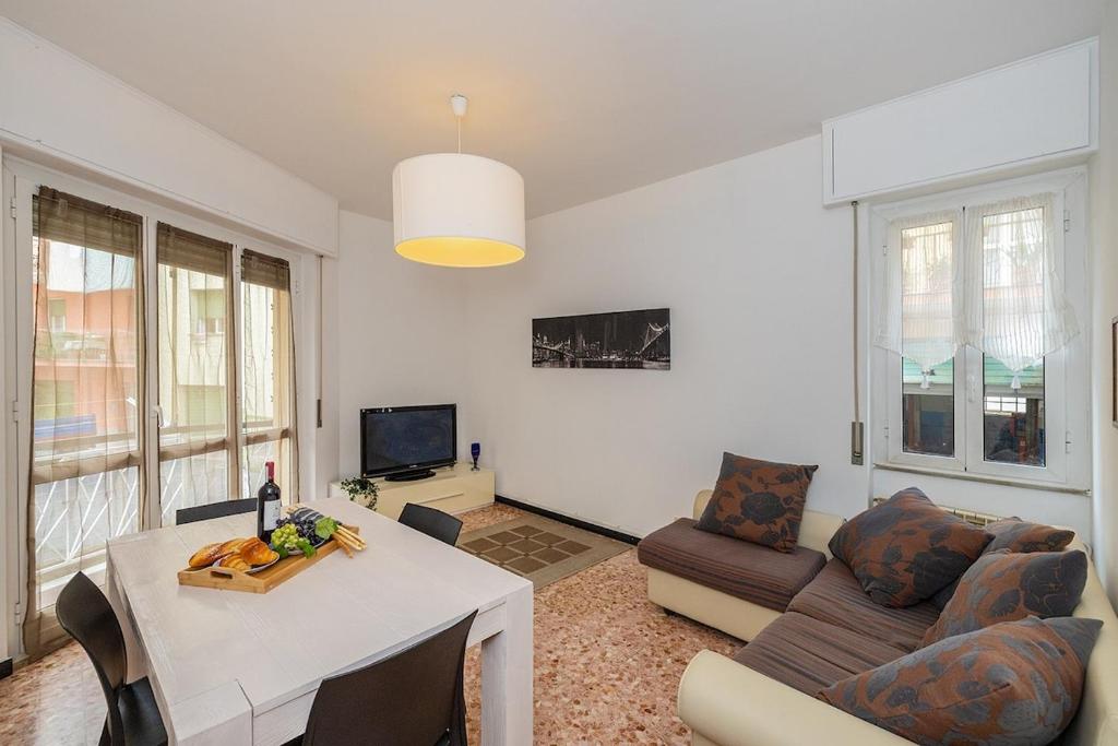 ein Wohnzimmer mit Tisch und Couch in der Unterkunft Ca' di GiuPa Finalborgo Outdoor in Finale Ligure