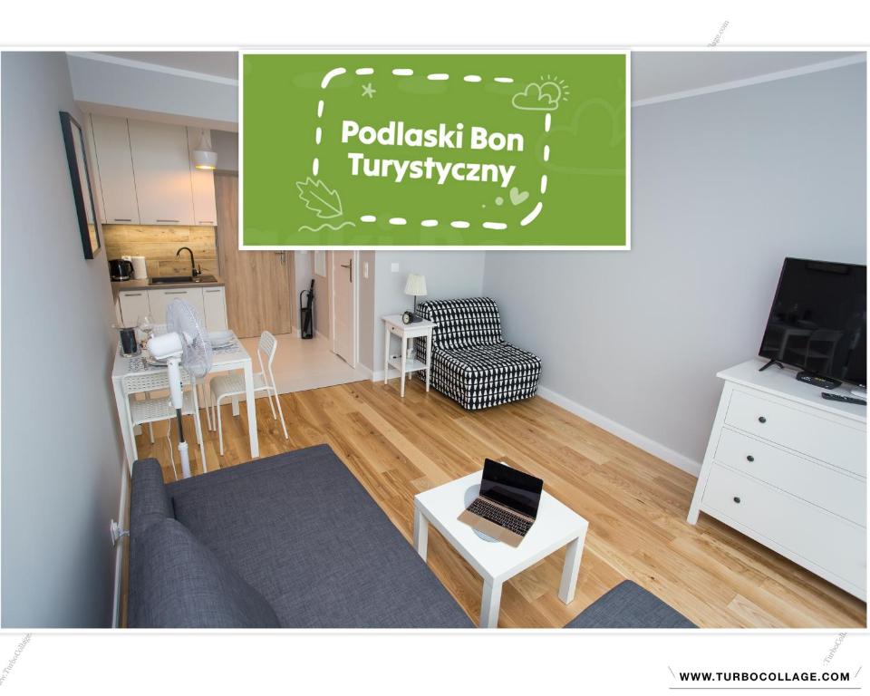 una sala de estar con un sofá y una mesa en CR Wygodny Apartament w Centrum Nowy Świat 13, en Białystok