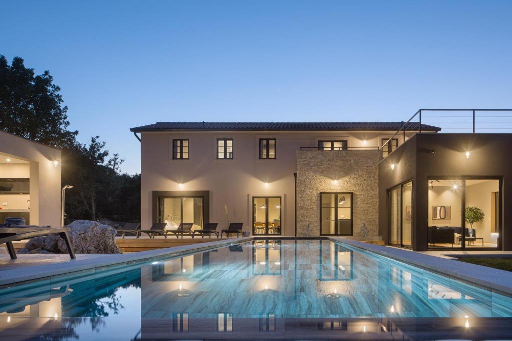 Villa Mons Caldera for 10 people with 40 m2 infinity heated pool & kids playground