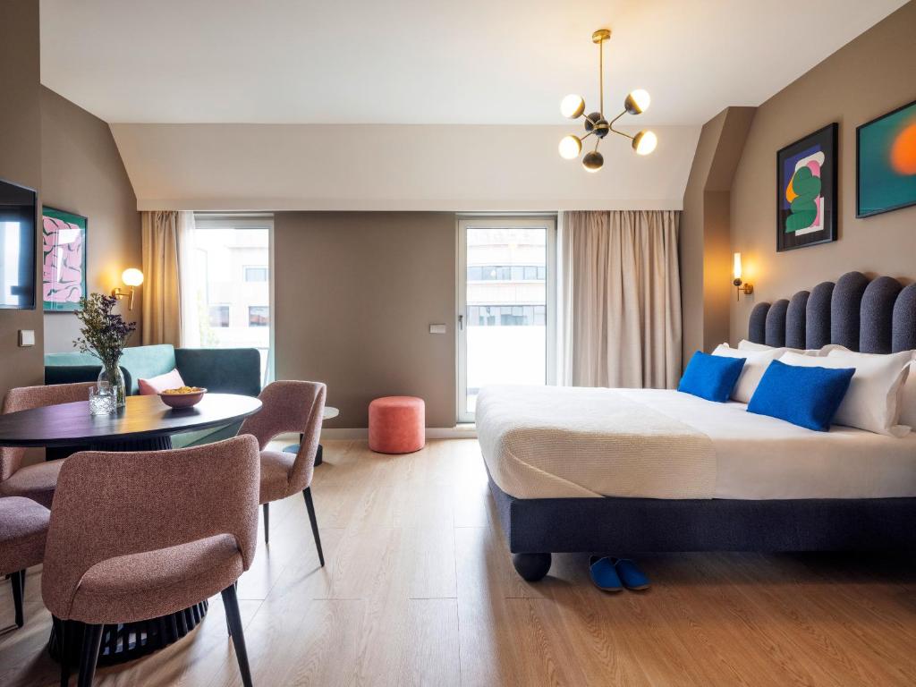 
Extra Large Studio with Kitchenette
