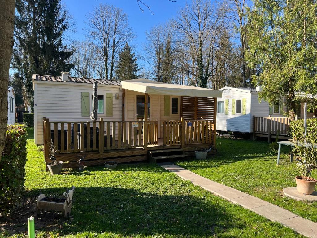 une petite maison avec un porche et une terrasse dans l'établissement E003 - Chez Maurice et Marie, à Boofzheim