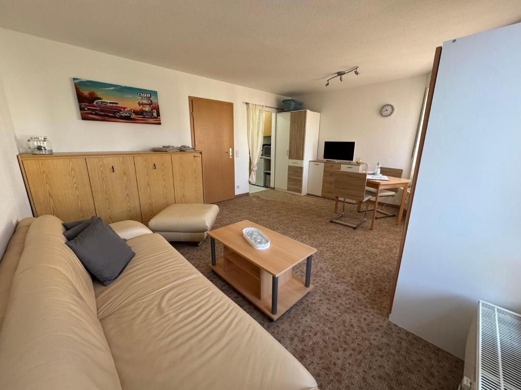 TV a/nebo společenská místnost v ubytování 1 Zimmer Apartment mit Balkon