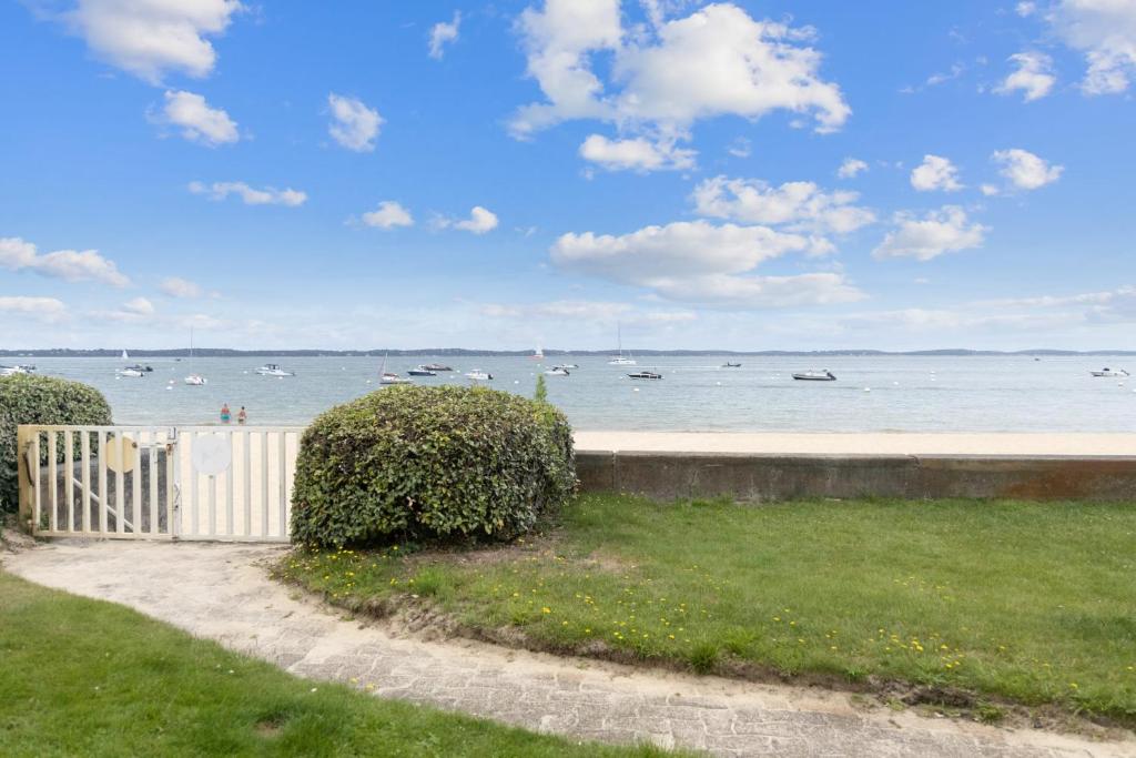 - une vue sur une plage avec des bateaux dans l'eau dans l'établissement Studio Les Pieds dans l'Eau - Welkeys, à Arcachon