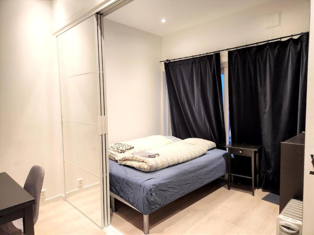 Un dormitorio pequeño con una cama y una ducha. en P1-Central-Cosy flat Suit All Globetrotters-2rooms, en Oslo