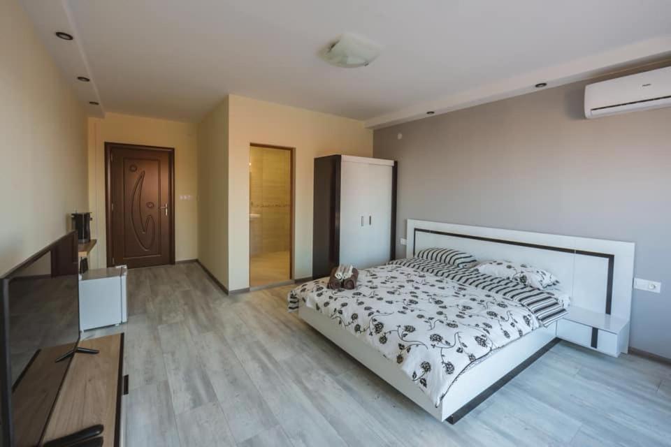 Postel nebo postele na pokoji v ubytování Victoria Hotel Rooms & Victoria Apartment Veliko Tarnovo