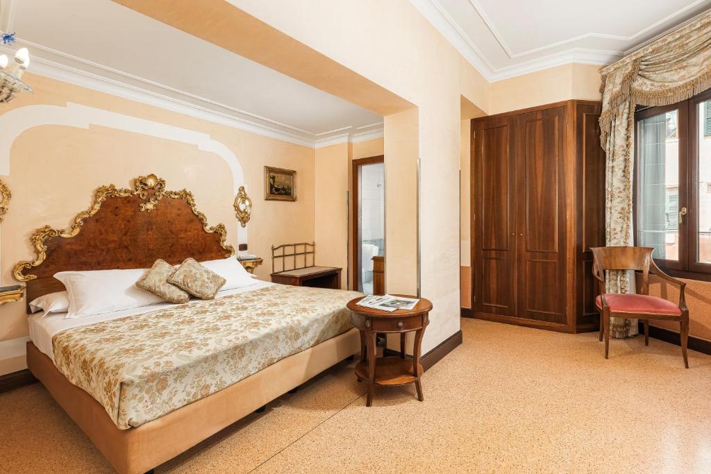 Postel nebo postele na pokoji v ubytování Hotel San Moisè