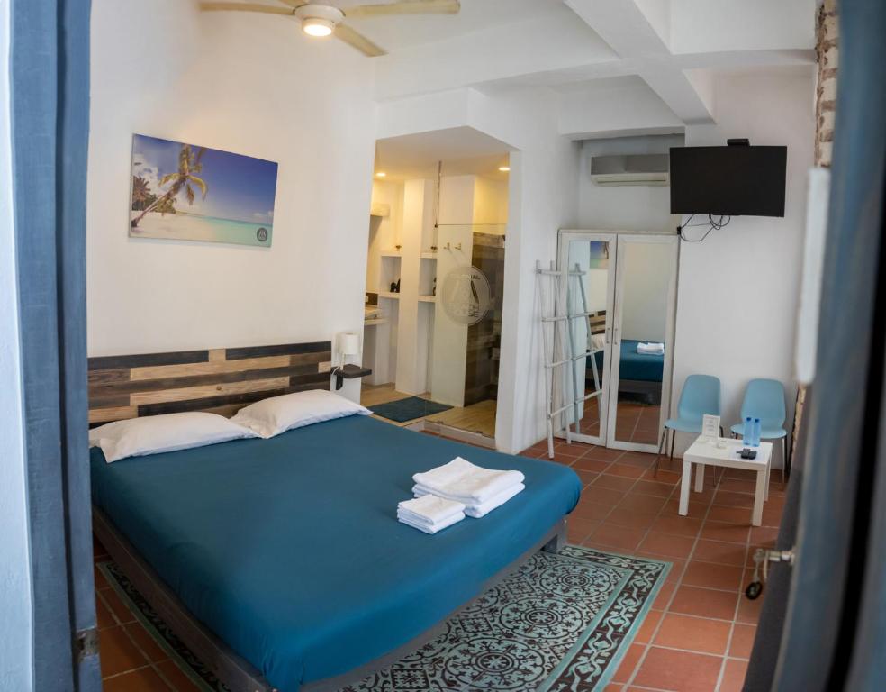 una camera con letto blu e un bagno di Colonial House a Santo Domingo